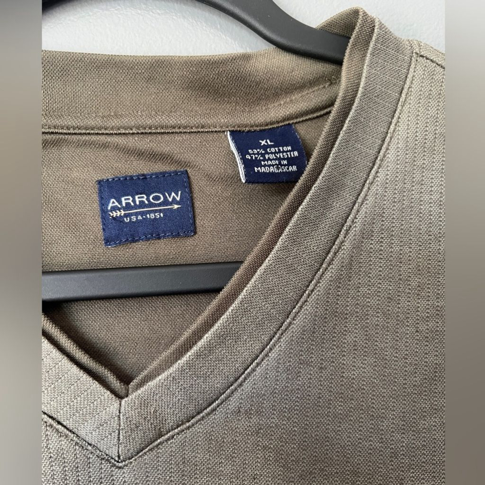 ARROW- V-Neck T-shirt. - Picture 3 of 5
